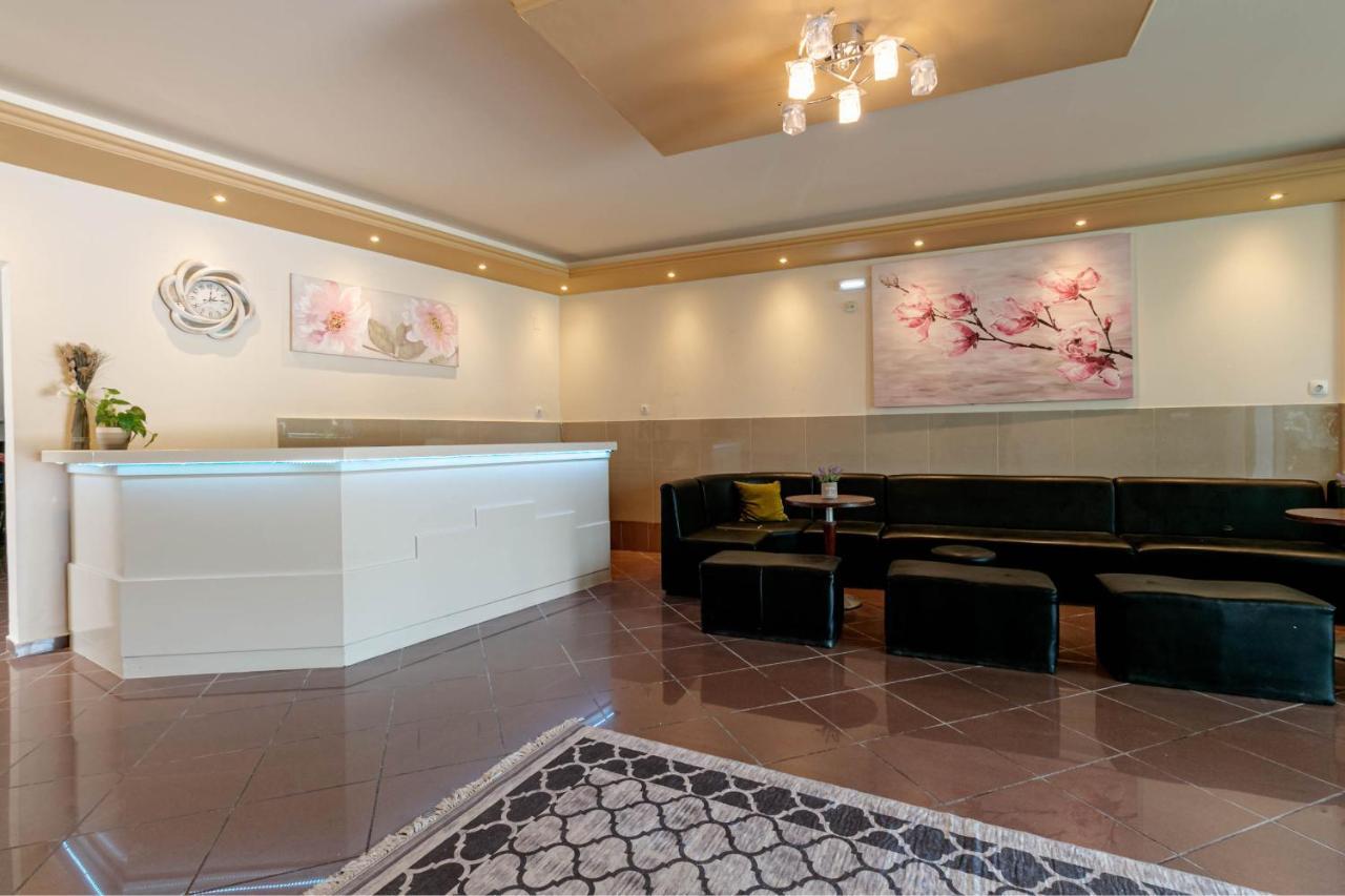 Porto Marina Aparthotel Гувия Екстериор снимка